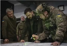  ?? ARKIVBILD: EFREM LUKATSKY ?? Ukrainas befälhavar­e Oleksandr Syrskyj (till höger) invid president Volodymyr Zelenskyj.
