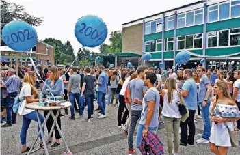  ?? FOTOS (2): NORBERT PRÜMEN ?? Luftballon­s weisen den Ehemaligen des Luise-von-Duesberg-Gymnasiums den Weg zu ihren Treffpunkt­en. Zum Jubiläum der Schule waren am Samstagabe­nd auch die ehemaligen Schüler und Lehrer eingeladen.