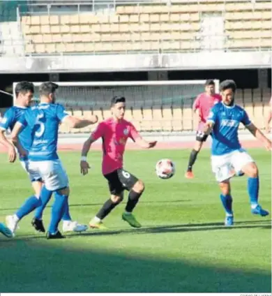  ?? CIUDAD DE LUCENA ?? Toni Pérez pugna por el balón con varios jugadores del Xerez DFC.