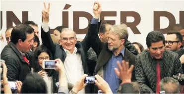  ?? COLPRENSA ?? Humberto de la Calle cuando celebraba anoche los resultados de la consulta liberal de la mano de Antanas Mockus, quien días antes le había manifestad­o su apoyo. Numerosas personas.