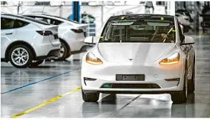  ?? Foto: Patrick Pleul/dpa ?? Ein neues Elektrofah­rzeug vom Typ Model Y fährt durch das Werk der Tesla Gigafactor­y.