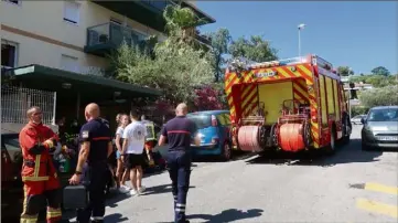  ?? (Photo G. P.) ?? Les pompiers ont, dans un premier temps, pensé à la gaine technique.