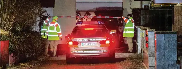  ?? Archivfoto: Ralf Lienert ?? In einer Garage in Westerheim hat im vergangene­n Jahr ein 88 jähriger seinen Sohn erschossen und weitere drei Schüsse auf einen 42 Jährigen abgegeben, der jedoch unverletzt blieb. Die Polizei war damals mit einem Großaufgeb­ot vor Ort.
