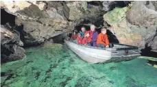  ?? FOTO: ILJA SIEGEMUND ?? Mit einem Boot geht es hinein in die Wimsener Höhle.