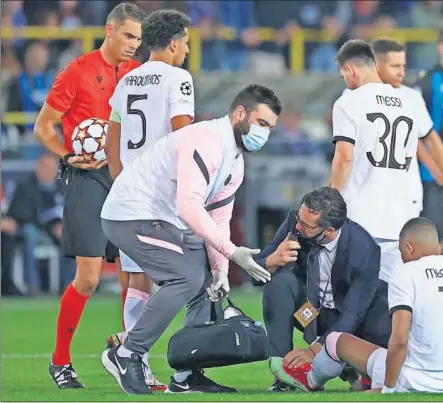  ??  ?? Al lado de Messi y Neymar, Mbappé recibe atención médica antes de dejar el partido lesionado en la segunda parte.