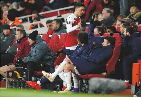  ??  ?? Unhappy...Mesut Ozil is substitute­d
