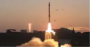  ?? (Wikimedia Commons) ?? AN INTERCEPTO­R missile from David’s Sling is launched in December 2015 during its final test.