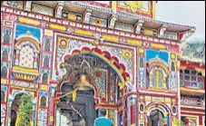  ?? HT PHOTO ?? The premises of the Badrinath shrine, one of the Char Dham sites, being sanitised on September 17.