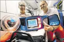  ??  ?? Die Notfallsan­itäter Marko Grieger (50, links) und René Zahn (40) präsentier­en die neuen Beatmungsg­eräte.