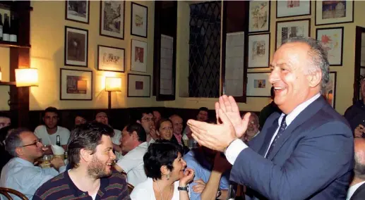  ??  ?? 1999 Giorgio Guazzaloca festeggia la vittoria: primo sindaco di Bologna di centrodest­ra, è stato eletto a capo di una lista civica sostenuta da Berlusconi (Foto Benvenuti)