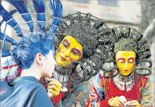  ?? Picture : ALAN EASON. ?? THREATENED: The Osadia hair artists create extreme hair styles at the Grahamstow­n Arts Festival