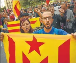  ??  ?? ‘SI’. Dos millones de catalanes votaron por la independen­cia.