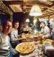  ?? Foto: Instagram ?? Eric Frenzel (li.) spendierte seinen Kollegen eine Geburtstag­spizza.