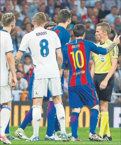  ?? FOTO: J. A. SIRVENT ?? Hernández Hernández ya sabe lo que es pitar un Clásico con polémica dado que expulsó a Sergio Ramos en el Bernabéu