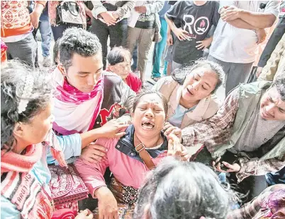  ?? — Gambar AFP ?? SAUDARA-mara yang berkumpul di pelabuhan Tigaras di Sumatra Utara, Indonesia kelmarin meratapi ahli keluarga yang masih hilang selepas feri karam di Tasik Toba pada petang Isnin lepas.