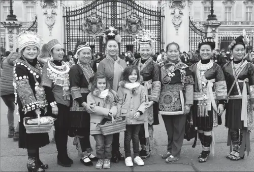  ?? PHOTOS PROVIDED TO CHINA DAILY ?? Embroidere­rs pose outside Buckingham Palace as they see the sights in London on Dec 7 during an exhibition of their traditiona­l handicraft­s.