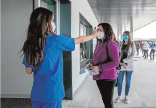  ??  ?? Los primeros profesores que se acercaron ayer a recibir la primera dosis de vacuna en el hospital de Toledo