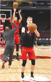  ?? DAVID BANKS/AP ?? Injured Bulls forward Lauri Markkanen shoots free throws before the game against the Spurs on Monday night at the United Center.