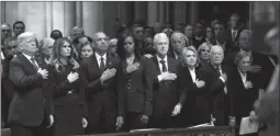  ??  ?? Çiftet presidenci­ale Trump, Obama, Clinton dhe Carter në homazhet për Bush