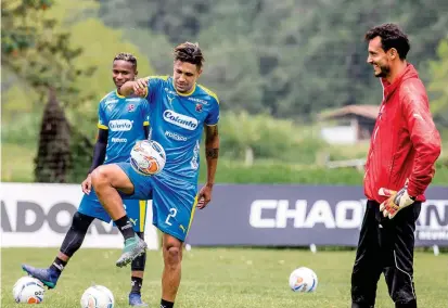  ?? FOTO JUAN ANTONIO SÁNCHEZ ?? Las sonrisas de Hernán Pertuz, David González y William Parra reflejan la alegría y el buen ambiente que reina en el Medellín. La curva de rendimient­o va en alza.