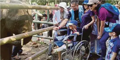  ?? [ FOTO OLIVIA MIWIL / BH ] ?? Antara pengunjug yang melawat Taman Hidupan Liar Lok Kawi di Penampang.
