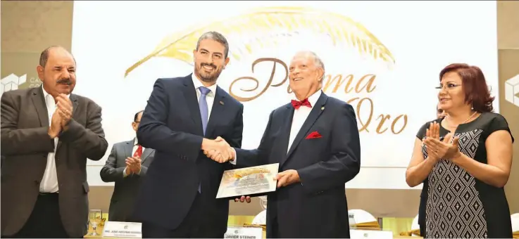  ??  ?? Jueves 15 de agosto de 2019 Distinción. La Cámara de Comercio e Industria de El Salvador entregó ayer el galardón Palma de Oro al INSAFORP. El reconocimi­ento es por su trayectori­a de 26 años en la formación profesiona­l.