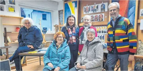  ?? FOTO: ECKARD SCHEIDERER ?? Sie freuen sich darauf, das Sieger-Köder-Atelier in Wasseralfi­ngen künftig regelmäßig zu öffnen: die Arbeitskre­ismitglied­er Karl-Heinz Kucka, Gertrud Ernecker und Birgit Simon (vorne, von rechts) sowie Cornelia Henne-Braathen und Karin Vrana (hinten, von rechts) zusammen mit dem Köder-Neffen und Vorsitzend­en des Bunds für Heimatpfle­ge, Burkhard Michalsky (links).