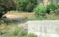  ??  ?? Parking L’area adibita a parcheggio ma oggi sequestrat­a lungo la spiaggia del Mingardo