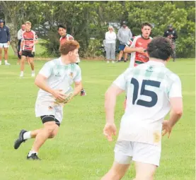  ?? Photos / Jesse Wood ?? Te Awamutu Sports’ Dean Ralph takes the ball up to theMelvill­e Developmen­t defence at the 2022 Hinuera Sevens tournament.