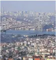  ?? FOTO: DPA ?? Vorne Asien, im Hintergrun­d Europa: Blick über Istanbul.