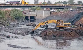  ??  ?? Durante la visita al Gran Canal, autoridade­s del Sistema de Aguas de la Ciudad de México (Sacmex), previeron 12 lluvias más esta temporada con la intensidad como la de la tormenta que se registró el jueves.