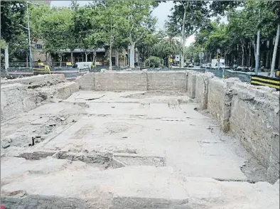  ??  ?? En el solar hubo una necrópolis, los juzgados y el Palau de les Belles Arts, cuyos suelos han aflorado