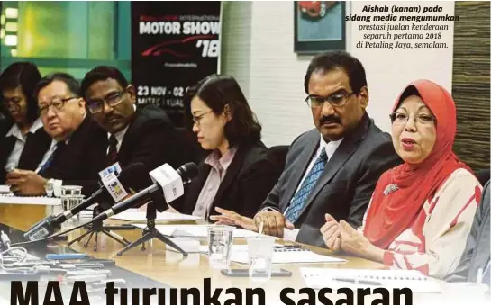  ?? [ FOTO MOHD KHAIRUL HELMY MOHD DIN/BH ] ?? Aishah (kanan) pada sidang media mengumumka­n prestasi jualan kenderaan separuh pertama 2018 di Petaling Jaya, semalam.