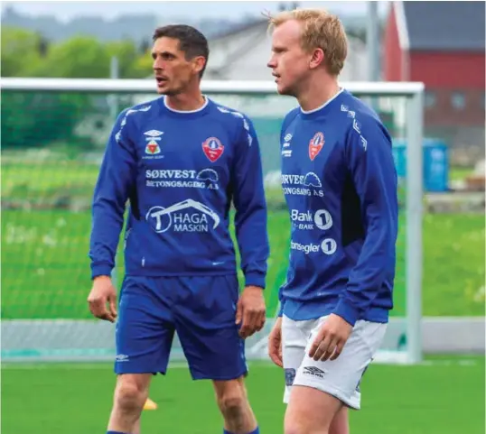  ?? FREDRIK FORNES ?? Spillende trener Magne Stokka (til venstre) og Georg Strømstad, i bakgrunnen, er Volls to største profiler.