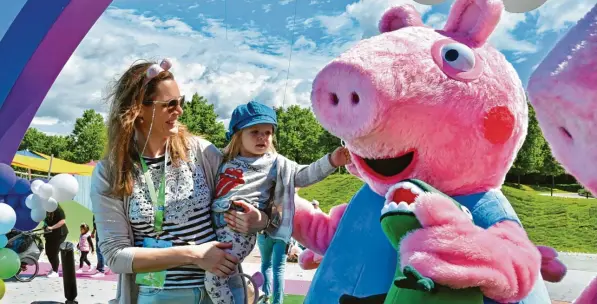  ?? Foto: Andreas Lode ?? Anfassen erlaubt: Ein Kind macht Bekanntsch­aft mit der Wutz-Familie im neuen Peppa Pig Park.