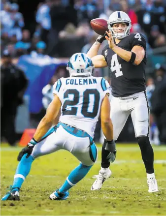  ?? Gabrielle Lurie / The Chronicle ?? Quarterbac­k Derek Carr passed for 315 yards and 2 TDs, leading the Raiders to their fifth fourth-quarter comeback of the season.