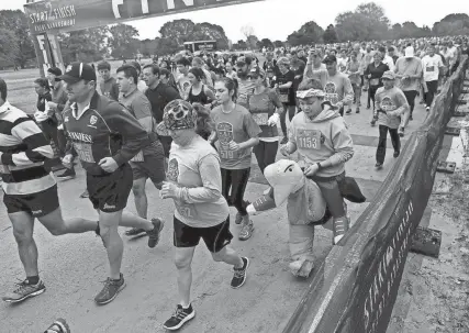  ?? THE COMMERCIAL APPEAL FILES ?? Nov. 24, 2016: Levi O'neill, 12, starts his run in a turkey costume at the Memphis Turkey Trot 4 Miler and Turkey Leg Relay at the Memphis Botanic Garden on Thanksgivi­ng morning. There were 2,602 participan­ts, with 2,306 finishers in the event that benefited the March of Dimes.