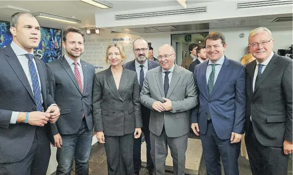  ?? PPCYL ?? El jefe del Ejecutivo regional junto a Tellado, Silván, Marco Morala y Alicia García, entre otros