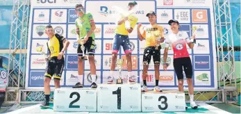  ?? ?? José Castillo rocea champaña a los demás pedalistas que le acompañaro­n en el podio.