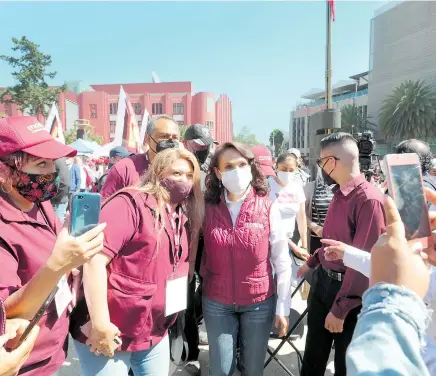  ?? /MAURICIO HUIZAR ?? Al finalizar un mitin proselitis­ta en el Monumento a la Revolución, la candidata Dolores Padierna se tomó fotos con su equipo de campaña