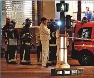  ??  ?? Auch die Pariser Feuerwehr stand der Exekutive sofort unterstütz­end zur Seite.