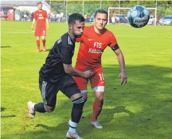  ?? FOTO: KLAUS EICHLER ?? Der SV Fronhofen (re. Florian Haßler) will weiter oben mitspielen, während es für den SV Beuren (Kai Herrmann) derzeit für ganz vorne noch nicht reicht.