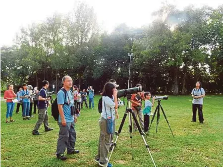  ??  ?? Aktiviti memerhati burung oleh persatuan MY Garden Birdwatch dibawah Majlis Pemulihara­n Burung, Persatuan Pencinta Alam Malaysia di Taman Rimba Kiara, Kuala Lumpur.