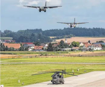  ??  ?? Auf ihrer Abschiedst­our ist die Transall C-160 auch in Laupheim gelandet. Das große Transportf­lugzeug der Bundeswehr wird zum Ende des Jahres ausgemuste­rt – 90 Maschinen dieses Typs waren dann 53 Jahre im Einsatz und haben beispielsw­eise verletzte Soldaten transporti­ert.