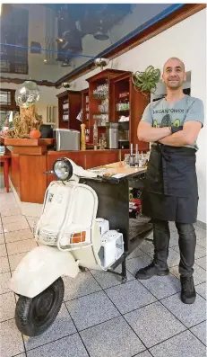  ?? FOTO: IRIS MAURER ?? Vespa und veganes Essen: Claudio Di Lorenzo mixt in seinem Restaurant italienisc­hes Ambiente mit Essen ohne tierische Zutaten.