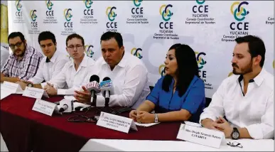  ??  ?? El líder del Consejo Coordinado­r Empresaria­l, Álvaro Mimenza Aguiar, presenta el plan “Empresario por un día” en el local de la Canirac; lo acompañan los presidente­s juveniles Fernando Rojas Sánchez, de la Canaco; Gerardo Lozano Villarreal, CMIC;...