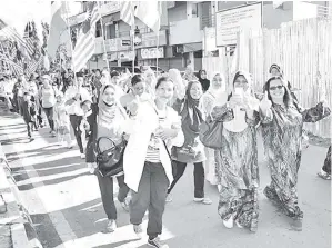  ??  ?? ANTARA guru dan ibu bapa yang menyertai perarakan.