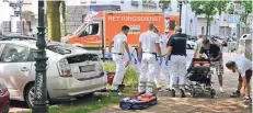  ?? RP-FOTO: GERHARD BERGER ?? Der Rettungdie­nst brachte den Verletzten vom Lessingpla­tz sofort ins Krankenhau­s.