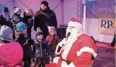  ?? RP-FOTO: OLAF STASCHIK ?? „Geschichte­n mit dem Weihnachts­man“sind beim Wintertref­f immer wieder begehrte Termine für die jüngsten Besucher.