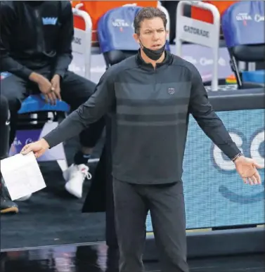  ??  ?? Luke Walton, entrenador de los Kings, con gesto de desaprobac­ión en el partido ante los Thunder del martes.